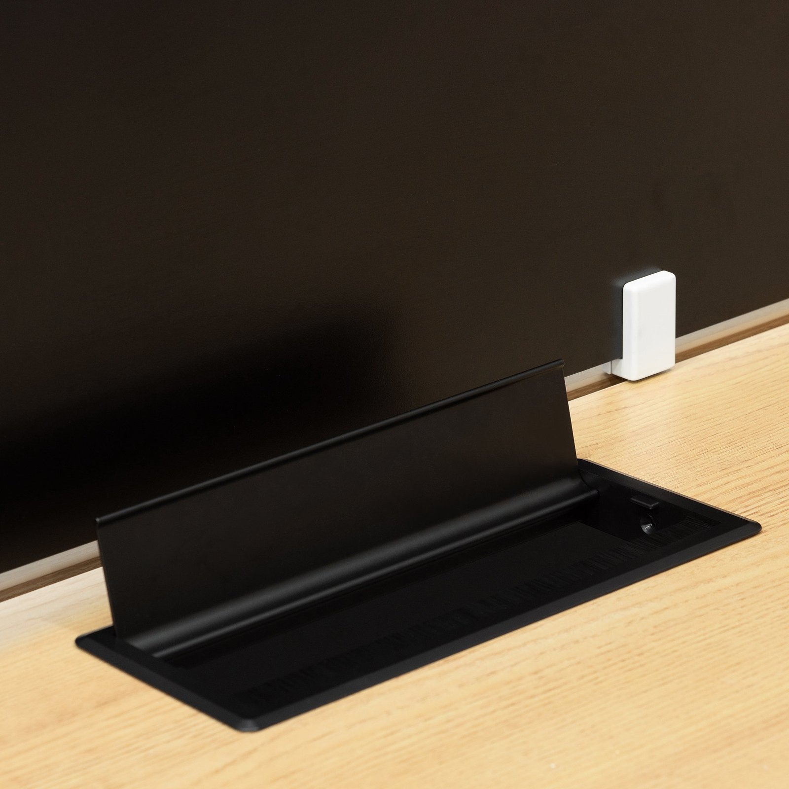 Halo 4 Seater Workstation with Black Screen - Natural Top - Black Base - Image 8